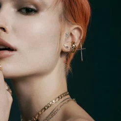 CLASSICS ELYSIAN. Garnet Dagger Hoop Earrings - Gold