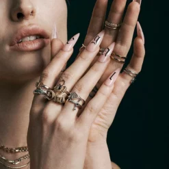 CLASSICS MAJESTY. Black Spinel Dagger Wrap Ring - Silver