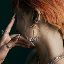 CLASSICS EMINENCE. Romantic Floral Hoop Earrings - Gold