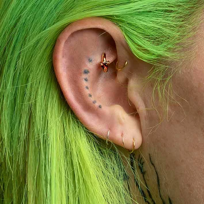 CLASSICS HEART & SOUL. Garnet Heart Clicker Ring - Gold 2 CLASSICS HEART & SOUL. Garnet Heart Clicker Ring - Gold