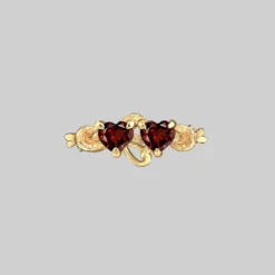 CLASSICS ENTANGLED. Quantum Garnet Hearts Ring - Gold