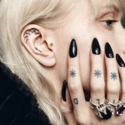 HALLOWEEN 2021 MORWENA. Gothic Arch Stud Earring - Silver