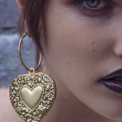 CLASSICS LOVE STRUCK. Heart Hoop Earrings - Gold