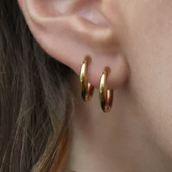 CLASSICS VITA. Hinge Huggie Hoop Earrings - Gold