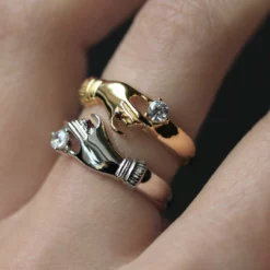 CLASSICS MILDRED. Disembodied Hand Gold Ring Rings