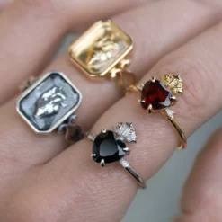 CLASSICS The Sacred Heart Garnet Ring - Silver